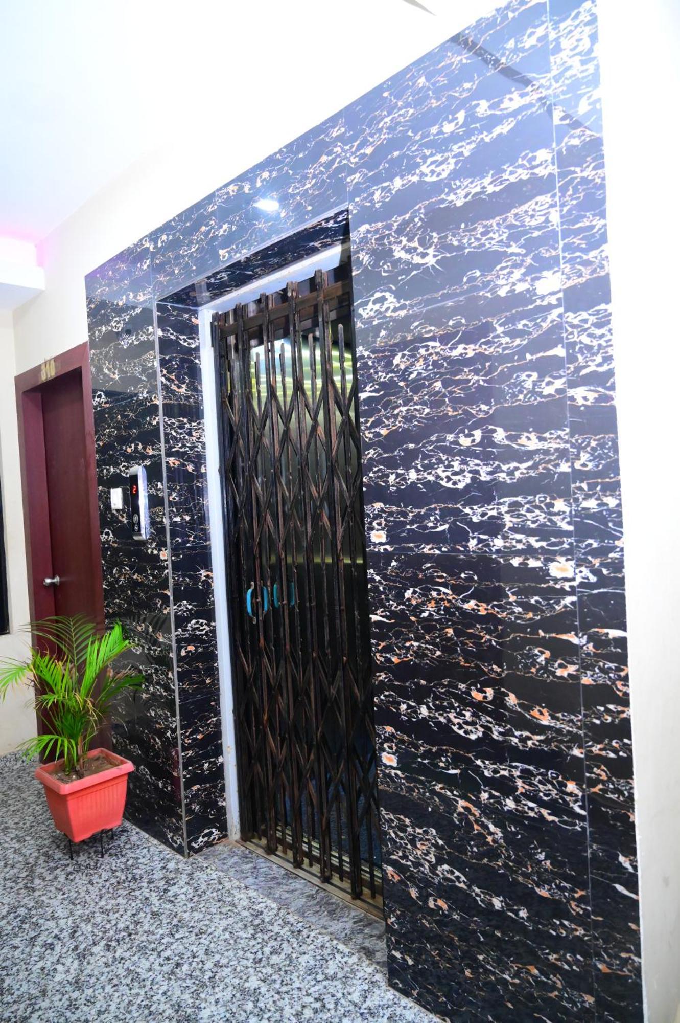 Mor Uk Palace- Lift-facilities-near Sea Selling & Choice Of Travellers 3* Puri